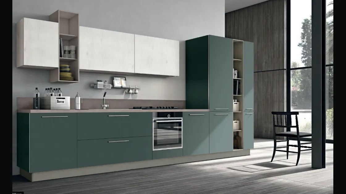 Cucina Moderna lineare Alevé v15 in laccato UV Verde Malga opaco e pensili in Larice Bianco di Stosa