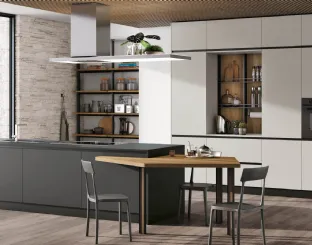 Cucina Moderna con isola Alevé v03 in laccato UV Asfalto opaco e UV Grigio Seta opaco con piano snack pentagonale in Rovere Nodato di Stosa