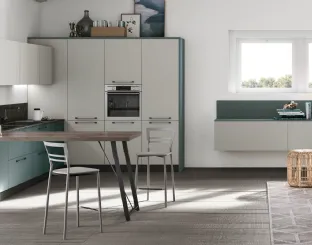 Cucina Moderna angolare con penisola Alevé v04 in laccato UV Verde Malga opaco e UV Grigio Seta opaco con top penisola in Larice Grafite di Stosa