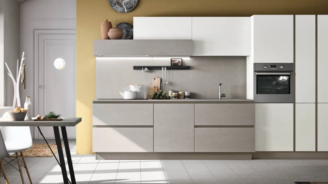 Cucina Moderna lineare Alevé v08 in laminato materico Pietra Piasentina e laccato UV Neve opaco di Stosa