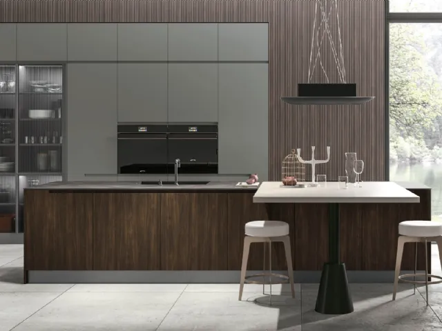 Cucina Moderna con isola Karma v08 in Termo Strutturato Rovere Corteccia e colonne in laccato opaco Timo di Stosa