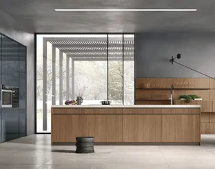 Cucina Moderna con isola Natural 03 in Noce e laccato lucido di Stosa