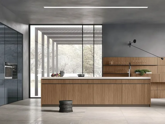 Cucina Moderna con isola Natural 03 in Noce e laccato lucido di Stosa