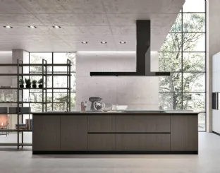 Cucina Moderna con isola Natural v07 in Rovere Dark e laccato opaco di Stosa