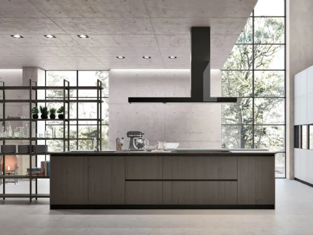 Cucina Moderna con isola Natural v07 in Rovere Dark e laccato opaco di Stosa