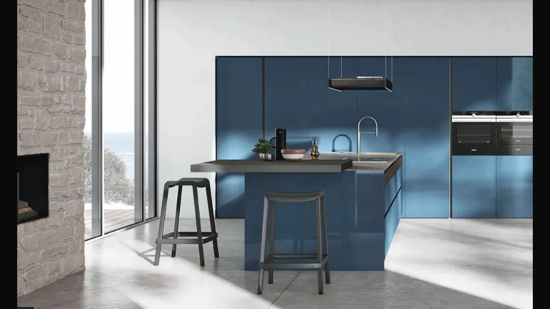 Cucina Moderna con isola Color Trend v06 in laccato lucido Mediterraneo con top in Neolith Wulong e piano snack in Fenix Grigio Londra con inserto in Rovere Termocotto Cannettato di Stosa