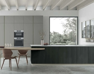Cucina Moderna in Pet Grigio Fumo con penisola in Larice Noir Metropolis 15 di Stosa