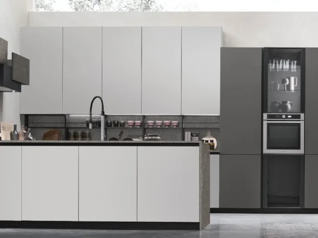 Cucina Moderna con penisola Metropolis v12 in Pet Nebbia opaco e Pet Canna di Fucile opaco di Stosa