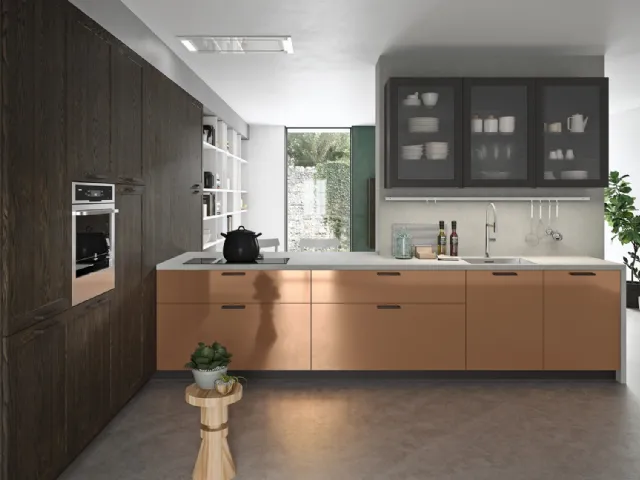 Cucina Moderna lineare Vita Bella in laccato metallo liquido colore rame con top in agglomerato di Quarzo di Aran